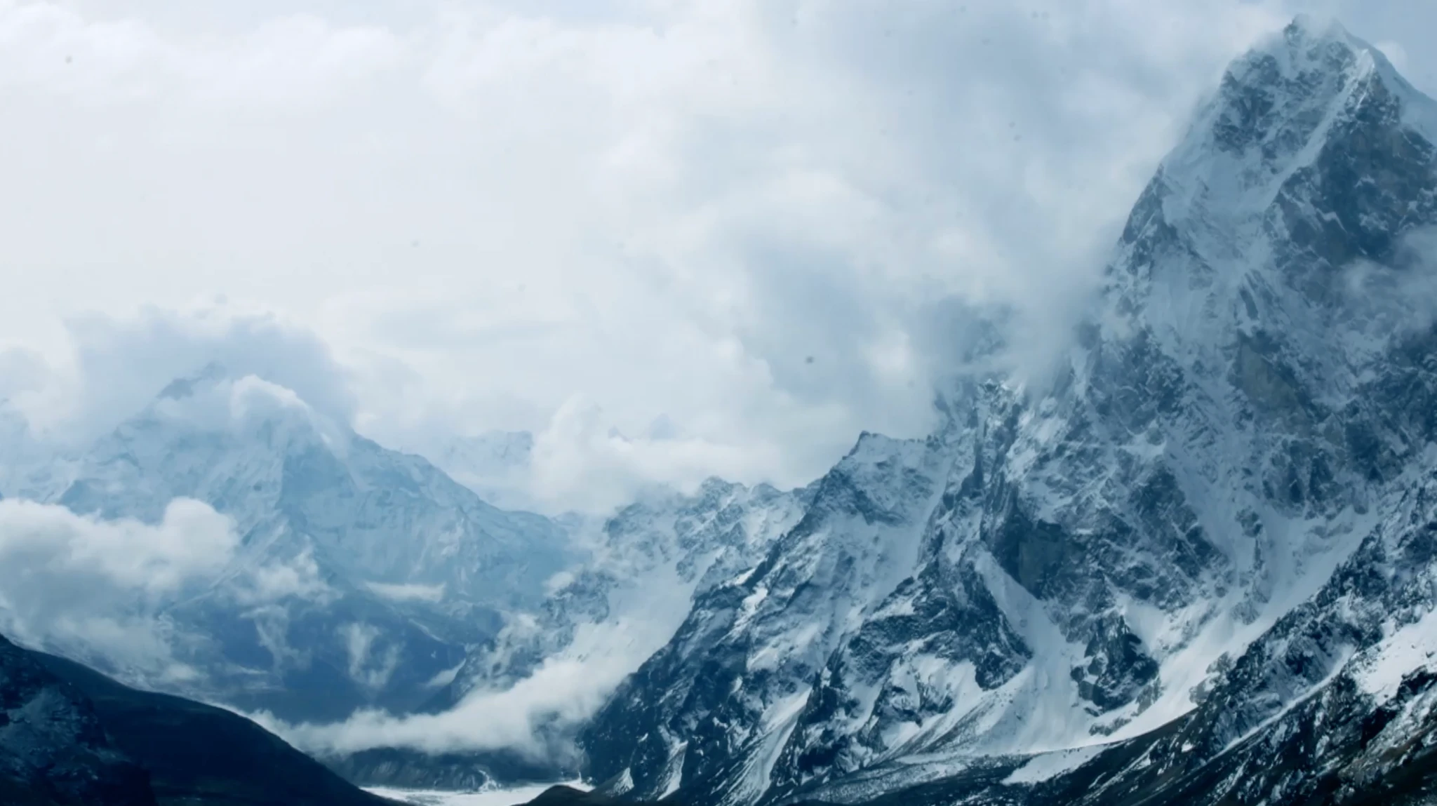 Snow-covered mountains in the Himalaya timelapse film